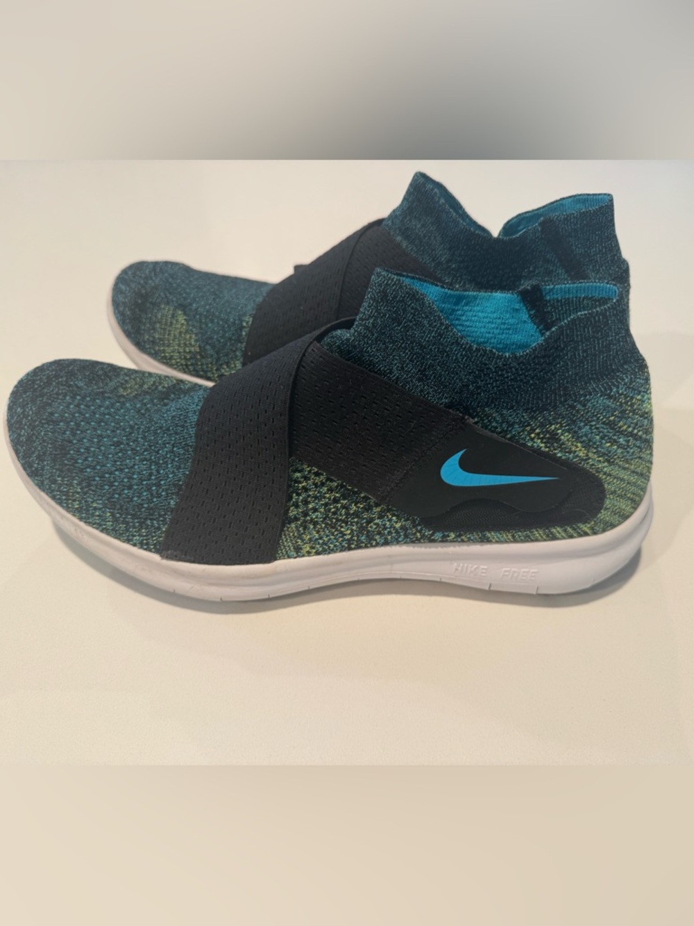 Nike Free RN motion Flyknit 10.5 Sneakers in Teal & Black